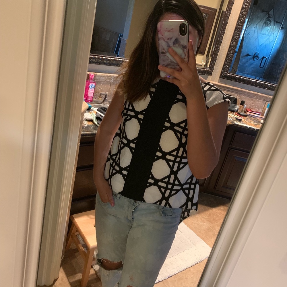 🆕 Low-High Minimalistic Patterned Top - Picture 3 of 6